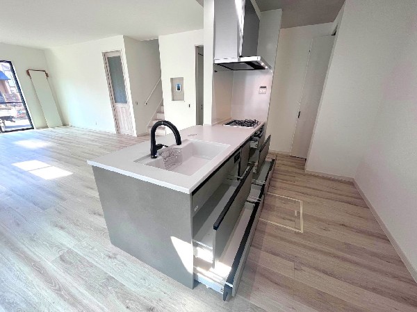 新しいキッチンは食事の支度が捗ります。お手伝いをしてくれるお子様と並びながら準備や片付けが出来るキッチンは、ご家族のコミュニケーションを育む場として活躍します。