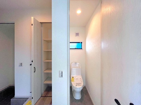 洗浄機能付き便座を標準装備。冬の寒い時期には暖房機能も活躍。快適にご利用いただけます。