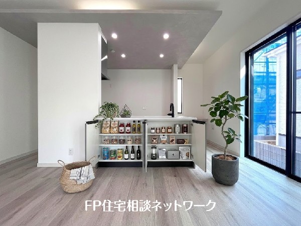 本画像はAIがCGで家具作成しており、実際の現地に家具は設置されておりません。また、販売価格に家具、小物等は含まれておりません。