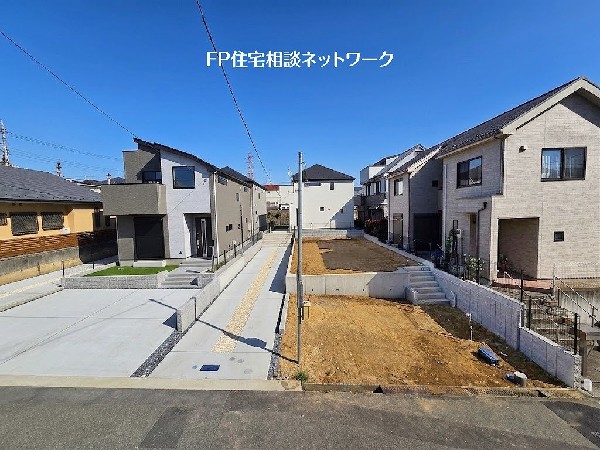 外観:敷地と道路に高低差が無く、南側は隣地の通路部分となっており、太陽の日差しが降りそそぐ明るい住宅です。