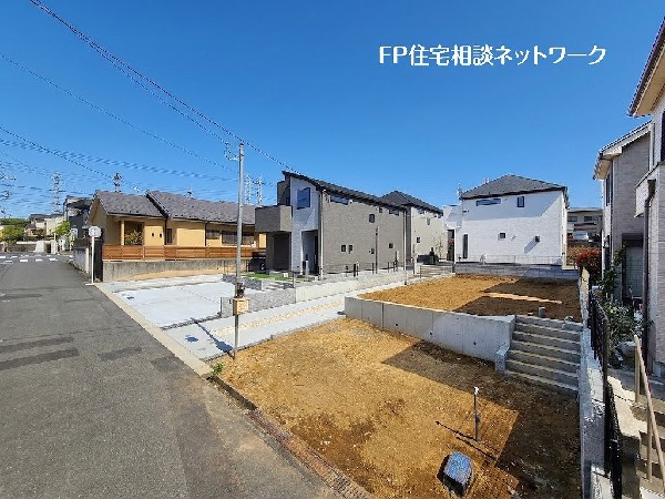 外観:前面道路は幅員6.3ｍのゆとりの広さ！車のすれ違いも出来るのでお車の運転が苦手な方でも安心です。