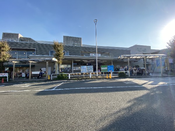 周辺環境:藤が丘駅(青葉台駅の渋谷寄り、一つ手前の各駅停車駅です。駅前にショッピングセンターやドラッグストアなどが一通り揃っています。)
