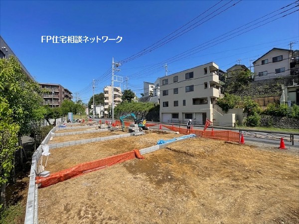 外観:日当たりが良く、周辺には住宅やマンションが並ぶ落ち着いた住環境です。新しい暮らしのスタートにふさわしい、すっきりとした整形地が広がっています。