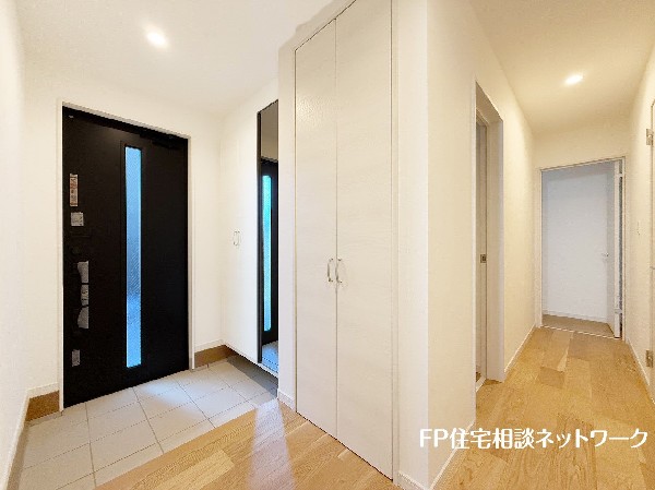 玄関ホールには大きな窓があり、自然光が射し込み、住まう人、訪れる人を心地よく迎え入れてくれる。玄関収納には、ディスプレイスペースがあり、お花、グリーンなどを飾れる。