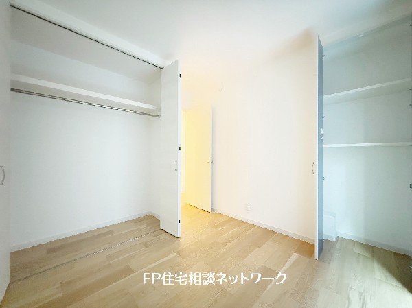 収納力が豊富な大型クローゼット。普段着やスーツはもちろんのこと、コート類などもしっかり掛けられます。奥行きもあり、部屋がスッキリしますね。