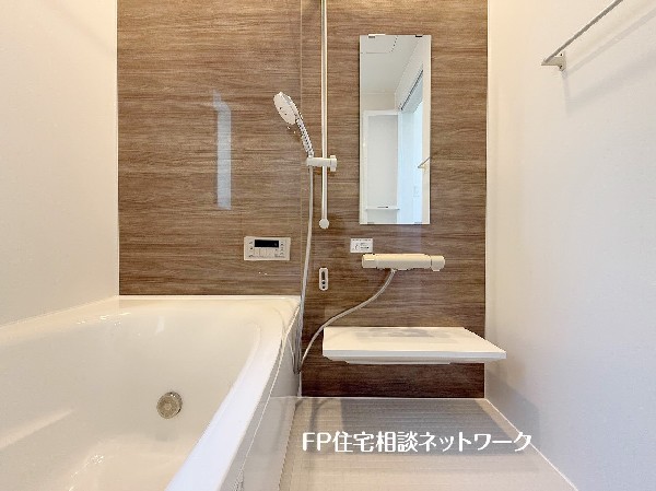 ゆったり入れる一坪バス。足を伸ばして入れるサイズは一日の疲れを癒すのに嬉しい広さ。お子様と一緒の入浴でも充分な広さです。