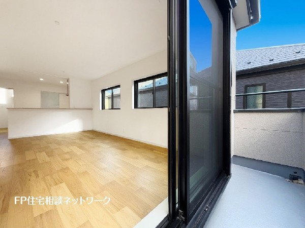 外観:広々バルコニーは太陽の温もりをめいいっぱい受け止めてくれます。太陽の光と爽やかな風を受けたお洗濯物はあっという間に乾き、取りこむ時には太陽の匂いを感じられそう。