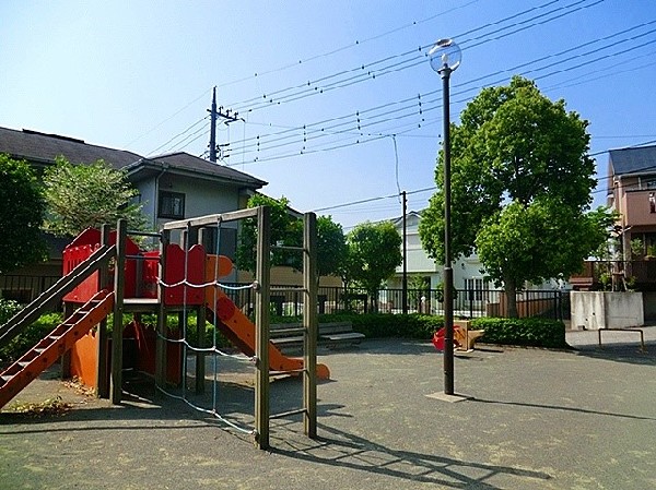 周辺環境:高石6丁目南公園　(青空の下で駆け回ったり、遊具で遊んだり、思い思いの遊びができます。子供たちの元気で楽しそうな声が響き渡ります。)