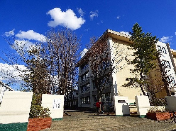 周辺環境:南生田中学校(昭和52年4月1日創立の歴史ある中学校。「師弟同行」の精神を基にして、より良い社会を創り上げる豊かな人間の育成を目指す。)