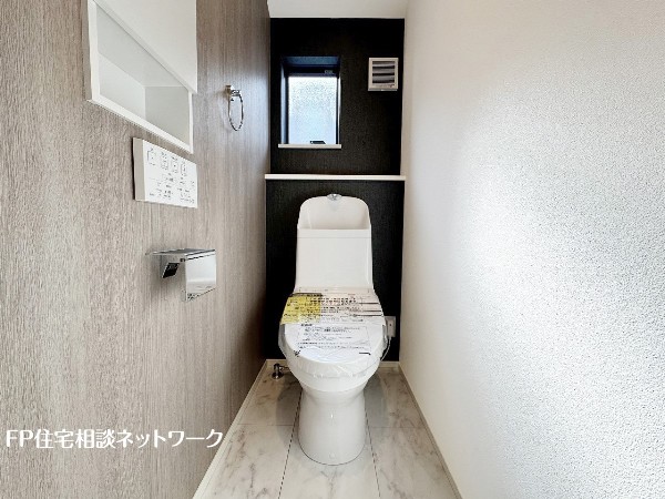 同仕様設備：ウォシュレット、暖房便座機能付のトイレです。従来型に比べ節水効果があり、お手入れもしやすいので、家計も家事の負担も軽減してくれます。