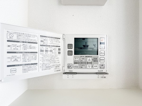 同仕様設備：家族が集まる場所には、足元からあったか床暖房付です。ホコリが舞い上がりにくく、静かで空気もクリーン、快適な居住空間です。