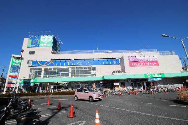 周辺環境:サミット南加瀬店　(首都圏でスーパーマーケットを展開するサミット。2階には衣料品のパシオス、ダイソーがあります。)