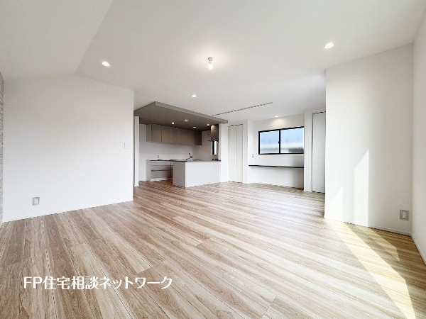 23.96帖の広々ＬＤＫ。ダイニングテーブルやソファーなどの家具もしっかりと配置できます。ゆったりとした広さの空間でご家族だんらんの時間をお過ごしください。