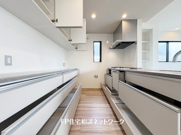 システムキッチンと一体感あるカラーでまとまった、食器棚付です。高額な設備であることから建売には採用されないことが多いので、うれしい設備仕様です。