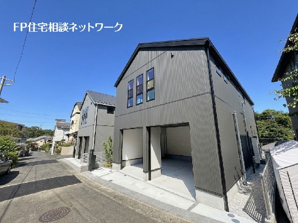 外観:電動シャッター完備のガレージハウス！LDKは23.96帖の贅沢な広さで家族の憩い空間に最適です。
