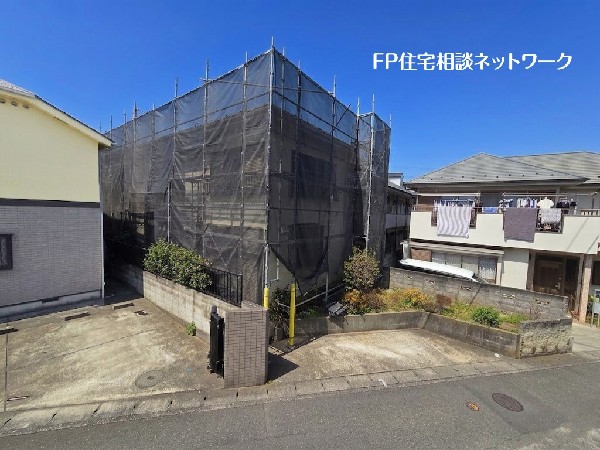 外観:前面道路と敷地には高低差が無く、前面道路幅員は5.5ｍあるのでお車の運転が苦手な方でも安心です。