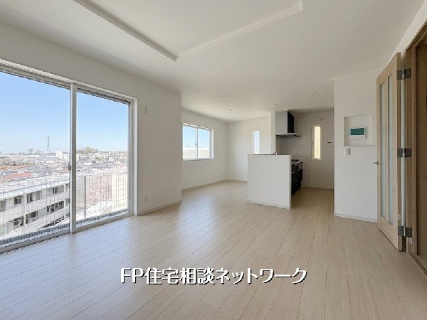 【LDK│18帖】  高台に位置し、陽当りと眺望に優れた開放感あふれるLDKです。白を基調とした清潔感のある内装と、家族との会話が弾む対面式キッチンが魅力。心地よい風が吹き抜ける、穏やかな暮らしを叶えます。