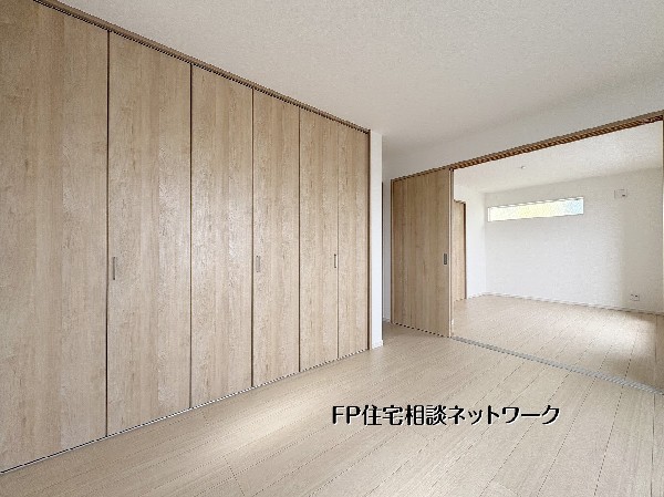 【洋室│8帖　+　6帖】  明るい木目調で統一された清潔感あふれる室内。壁一面の大型クローゼットは収納力抜群で、お部屋をすっきり保てます。隣室と繋げて広々とした空間としても活用でき、開放感のある暮らしを叶