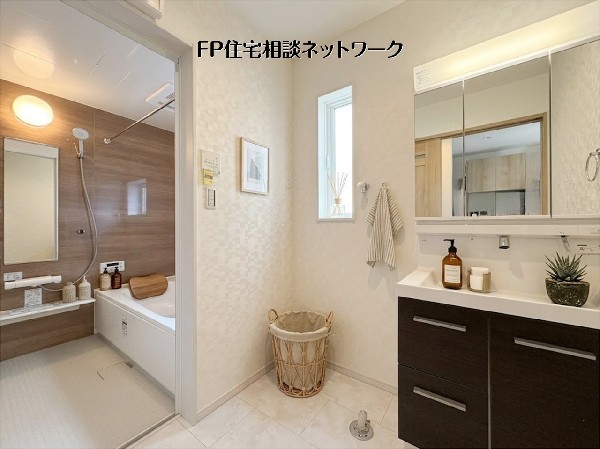 【洗面脱衣室】  本画像はAIがCGで小物を作成しており、実際の現地に小物は設置されておりません。また、販売価格に小物等は含まれておりません。