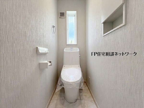 【トイレ】  白を基調とした清潔感あふれるトイレです。小窓から自然光が入り、明るく開放的な空間を演出。便利な温水洗浄便座や壁付け収納、手洗い付きタンクなど機能性も充実した、心地よいプライベート空間です。
