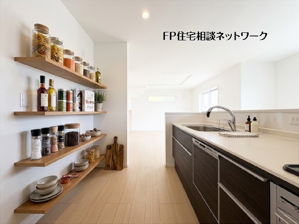 【キッチン】  本画像はAIがCGで棚・小物を作成しており、実際の現地に棚・小物は設置されておりません。また、販売価格に棚・小物等は含まれておりません。