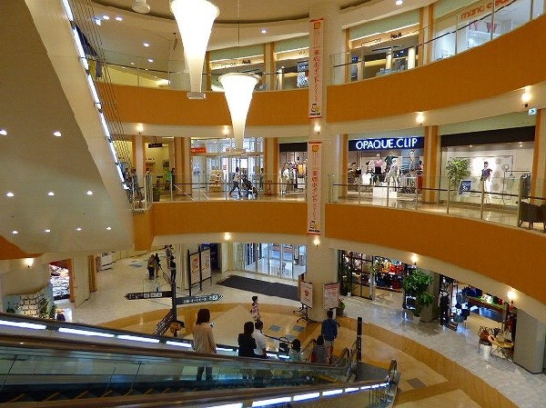 周辺環境:トレッサ横浜(トヨタが開発する首都圏初のオートモール複合施設！約220店舗の専門店で構成されたショッピングモール )