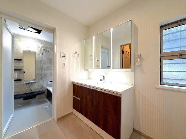 鏡の裏にはたっぷりと収納スペースを標準装備。ゆとりの洗面スペースで朝の身支度も快適スムーズに。