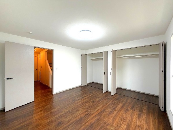 全居室には大型の収納クローゼットを完備！普段使いのお洋服や小物はもちろん、季節物のお洋服などもしっかりと整理整頓おしまい頂けます。