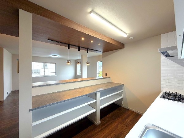 毎日使うキッチン周りが綺麗で清潔に保たれていると、お料理を作るのも楽しくなりますよね。おしゃれなペンダントライトや飾り棚など、機能性とデザイン性を持たせたキッチンです。