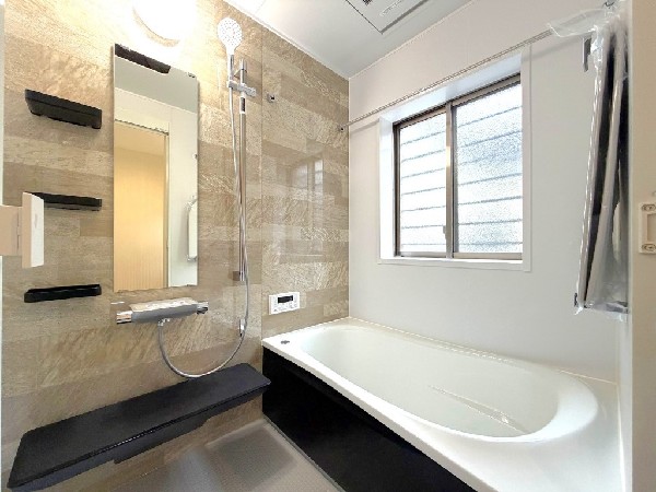 ご家族との憩いの場として、一日の疲れを癒す場として、ゆったりと足を伸ばしてくつろげる綺麗で清潔感のある色味の浴室。