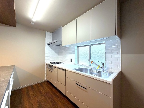 スライド収納付きのシステムキッチン。パスタ鍋や圧力鍋、フライパンなどもおしまい頂け、出し入れもスムーズ。