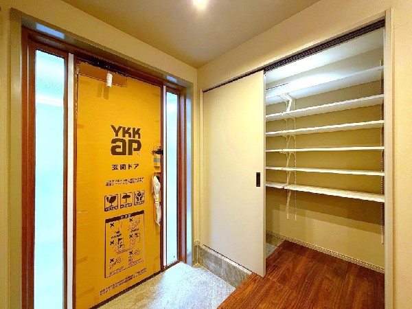 散らかりがちな玄関もスッキリと保てる玄関収納。家の中に入る時一番最初に目に付く場所だからこだわりたいですよね。