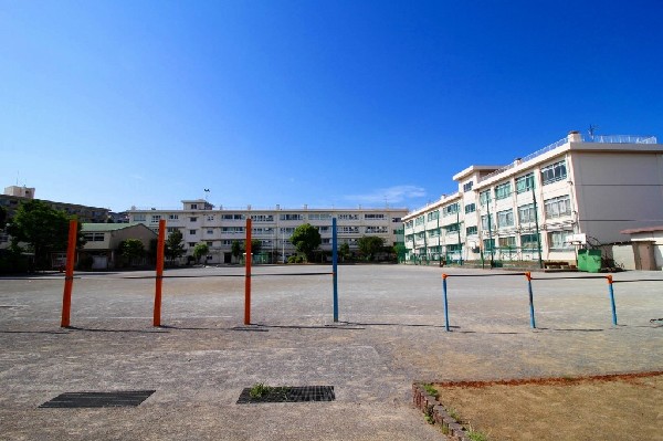 周辺環境:梶ヶ谷小学校(お子様が一日の中でも長い時間を過ごす小学校。どんどん成長していくお子様の姿が目に浮かびます。)