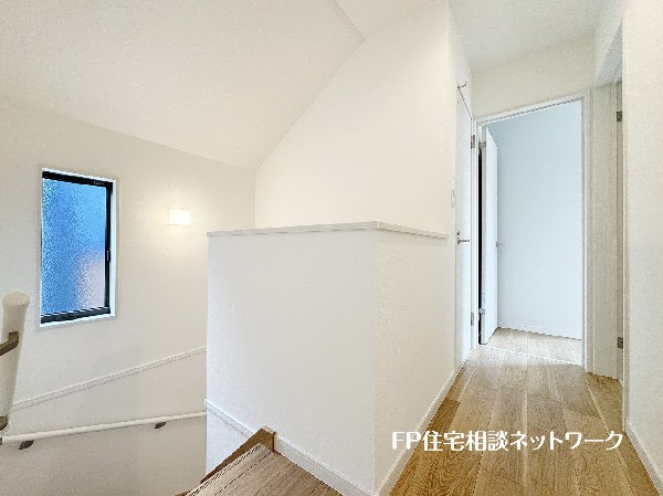 階段部分には自然の光を取り込むことの出来る、窓を配置しており明るい空間！お掃除の際には空気の換気などにも便利です。