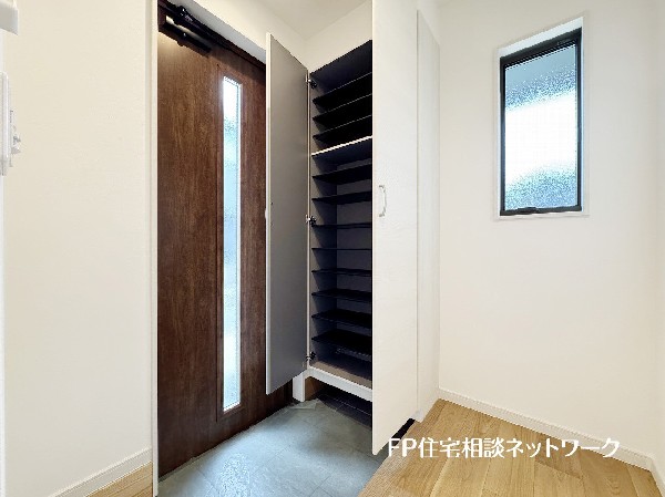 玄関ホールがスッキリ広々としていると帰る時も出ていく時も気持ちが良い。来客を出迎える玄関が綺麗ならその家の印象が良くなる。