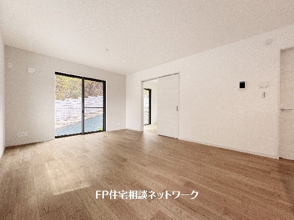 オープンな空間を生み出す、広がりとゆとり。家族と過ごす時間を大切にしたい方にぴったりのゆとりある住空間です。日差しがリビングの隅々までしっかりと届きます。