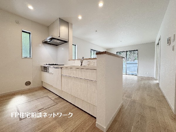 リビングで遊ぶお子様を見守りながらお料理が出来る対面式カウンターキッチンは、料理をしながらご家族との会話を楽しめます。毎日のお料理も楽しくなりますね。