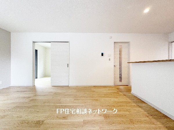 想像以上の質感が訪れる者の心を離さない。フローリング素材、窓の配置、壁面タイル、カラーバランス、どれをとってもワンランク上の仕上がり。