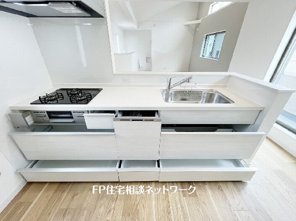 スライド収納付きのシステムキッチン。料理器具なども収納できて出し入れもスムーズ。収納量もたっぷりなので料理器具やストック調味料なども入れられる。