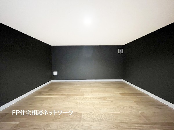 想い出の品や、趣味の収集物、ツリーなど、大きな物でも出し入れしやすい、固定階段で昇降可能なロフト付です。趣味やライブラリースペースとし多種多様に活用できます。