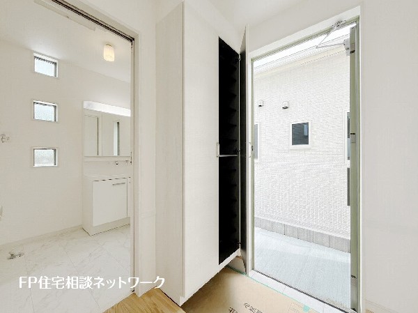 散らかりがちな玄関をスッキリと保てる玄関収納は、家の中に入る時一番最初に目に付く場所だからこだわりたい。落ち着いた色目が、室内のカラーやデザインと調和。