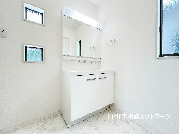 鏡の裏に収納棚を確保した三面鏡を採用。化粧品や歯ブラシなどを機能的に収納。