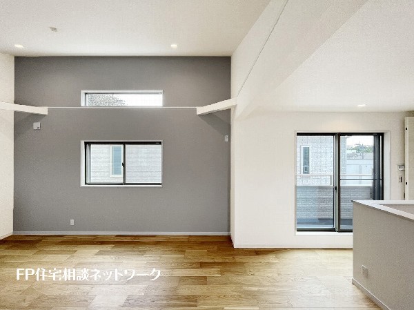 想像以上の質感が訪れる者の心を離さない。フローリング素材、窓の配置、壁面タイル、カラーバランス、どれをとってもワンランク上の仕上がり。