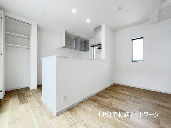 対面式のカウンターキッチンですので、出来上がったお料理をカウンターに並べてお子様が運ぶなど、お手伝いの時間も増えそうですね。