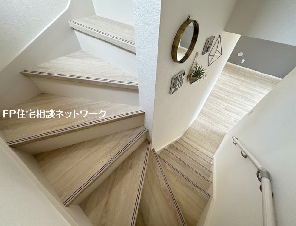 【階段】  本画像はAIがCGで小物を作成しており、実際の現地に小物は設置されておりません。また、販売価格に小物等は含まれておりません。