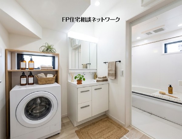 【浴室洗面室】  本画像はAIがCGで家具を作成しており、実際の現地に家具は設置されておりません。また、販売価格に家具等は含まれておりません。