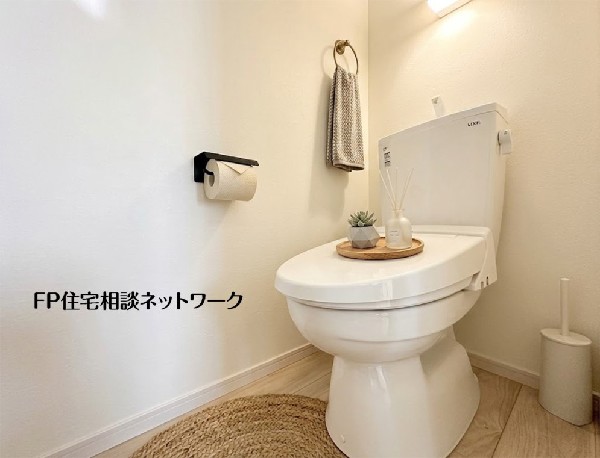 【トイレ】  本画像はAIがCGで小物を作成しており、実際の現地に小物は設置されておりません。また、販売価格に小物等は含まれておりません。