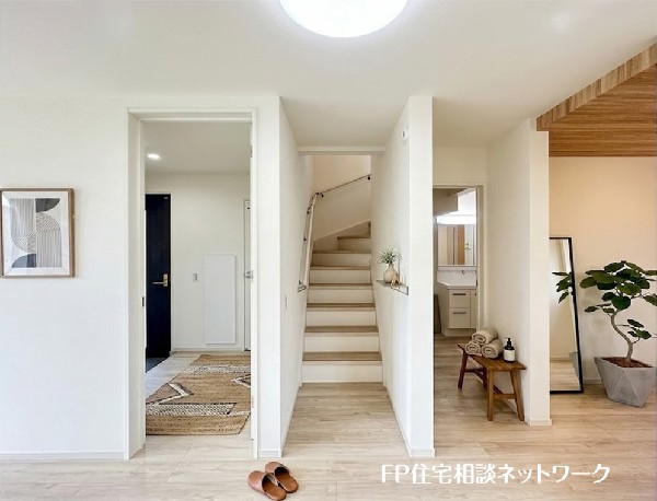 【リビングイン階段】  本画像はAIがCGで家具を作成しており、実際の現地に家具は設置されておりません。また、販売価格に家具等は含まれておりません。