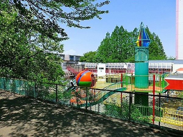 周辺環境:平尾わかば幼稚園　(教育理念・モットーは、「人間味あふれる心の豊かな人間を育てたい。豊かな感性を原体験を通して育てたい。健康な心と体を培いたい。」)