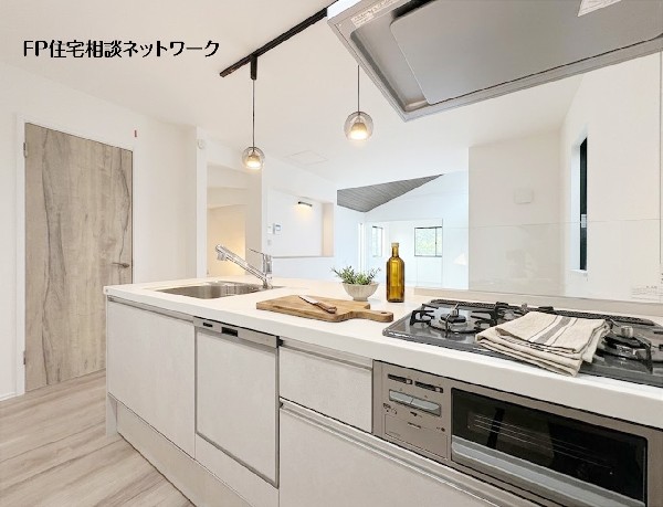 【キッチン】  本画像はAIがCGで家具を作成しており、実際の現地に家具は設置されておりません。また、販売価格に家具等は含まれておりません。